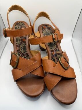 Women’s Tan Leather Buckle Sandals - Boc